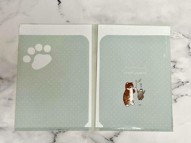 【Seria（セリア）】見開きは表面より青みの強いグリーンです！