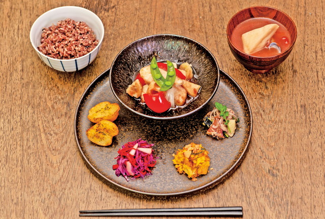 A to Z cafe【東京・表参道】A to Z cafeのお昼ごはん1300円。ドリンク付き。メインは選択でき、写真は「鯛とごろごろ野菜のざくろ酢あんかけ」