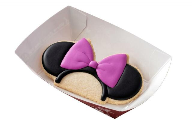 ミニーマウスのカチューシャクッキー 650円｜東京ディズニーランド「ディズニー・パルパルーザ“ミニーのファンダーランド”」スペシャルメニュー｜東京ディズニーリゾート40周年“ドリームゴーラウンド”｜発売期間：2023年12月26日（火）〜2024年3月31日（日）｜販売店舗：東京ディズニーランド「プラズマ・レイズ・ダイナー」