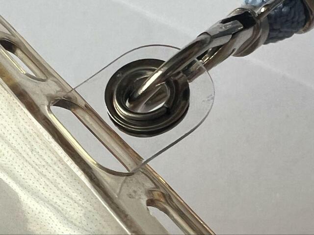 【ダイソー スマホショルダーストラップ ダスティブルー】透明シートに傷などもないか確認