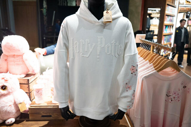 サクラ ホワイト パーカー 7,300円