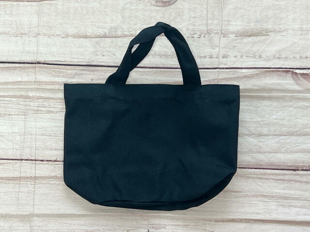 バックは装飾がないシンプルなデザイン