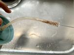 【キャンドゥ ストロー洗い2P】ブラシに水をつけてストロー内部をこするだけで茶渋がスルスルとれる