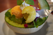 【ロイヤルホスト】フレッシュメロンボウルには贅沢にメロン半玉が使われているので果肉がたっぷり味わえる