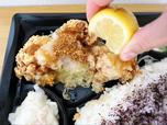 【デニーズ 唐揚げ弁当】レモンを絞ると少しさっぱりします