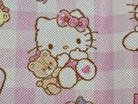 キティちゃんのポーズや表情も、いつも以上にスウィートな印象。足の裏がハート模様なのもかわいすぎる〜！