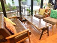 カフェのようなローテーブルの席もあり、ゆったりと過ごせる