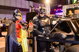 バットマンのコスプレ　後ろにはバットモービル