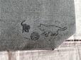 【カルディ ネコの日バッグ／オリジナル バッグ】フロント右下には2匹の猫と毛糸玉の刺繍入り♪