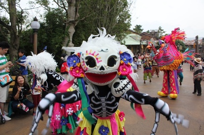 Tds速報 チップとデールのスケルトン フィエスタ おすすめ鑑賞スポットはココ 1 2 ディズニー特集 ウレぴあ総研