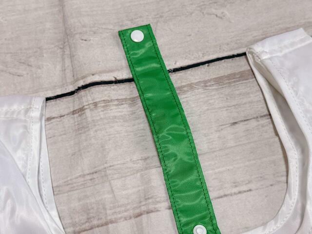 折りたたんで持ち運べるストラップバンド付き！