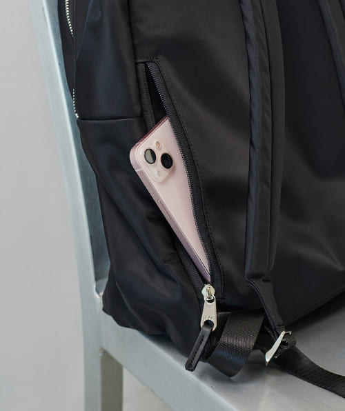 【ÉPOR・Pac Sac】背側ミニポケットは端末・パスケースなが収納可能。
