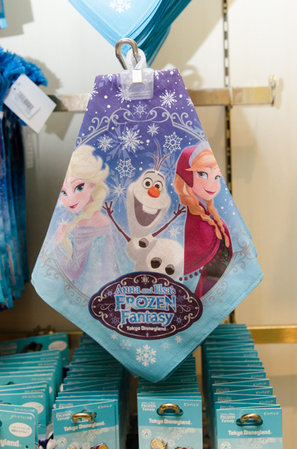 東京ディズニーランド(TDL)「アナとエルサのフローズンファンタジー」期間中に購入できる、映画『アナと雪の女王』関連グッズ ©Disney
