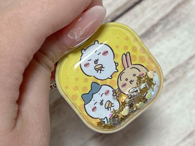 レモンを食べて酸っぱいお顔をしているちいハチうさ。白目を剥いたうさぎに注目!