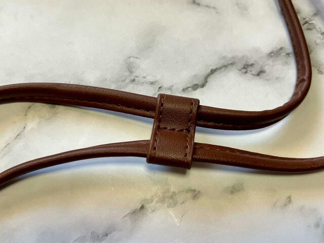 ベルトで長さを調整できます