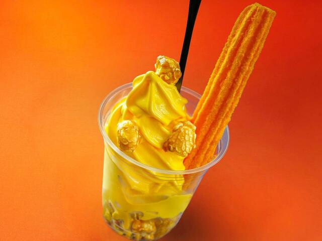 ハロウィーンサンデー（パンプキンソフトクリーム＆チュロス） 850円｜東京ディズニーリゾート「ディズニー・ハロウィーン」スペシャルメニュー｜販売店舗：東京ディズニーランド「アイスクリームコーン」「ラケッティのラクーンサルーン」、東京ディズニーシー「リバティ・ランディング・ダイナー」「サルタンズ・オアシス」｜販売期間：2025年9月16日（火）〜10月31日（金）