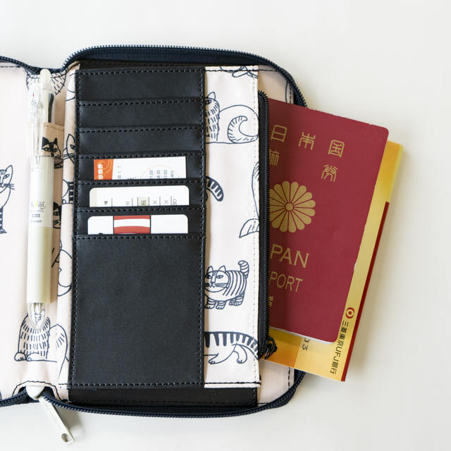 オープンポケットには、パスポートや通帳、母子手帳やおくすり手帳