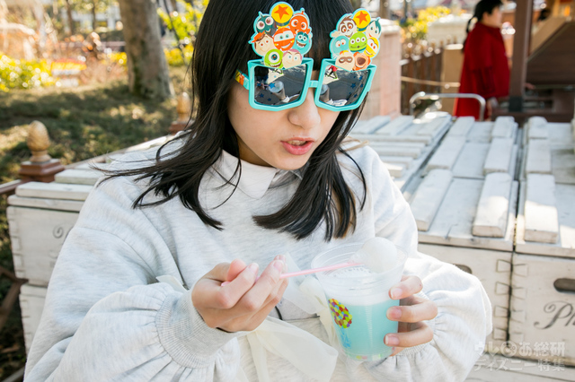 カールじいさんのホットドリンク（パイナップル風味） ¥400｜スーベニアスプーン付き ¥800 