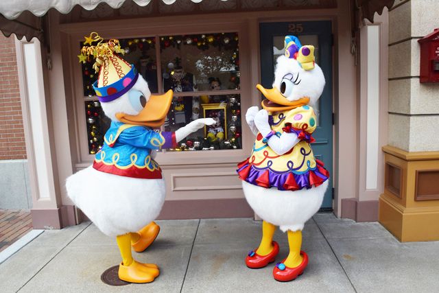 ラブラブなドナルドとデイジーを連続写真で