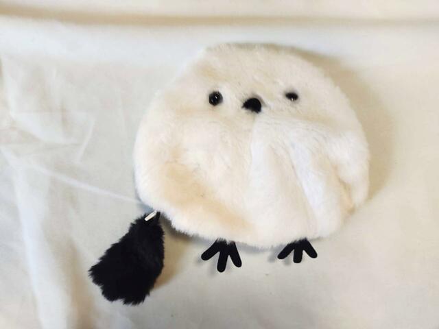 コロンとした丸い鼻、目がかわいい【フラットポーチ（シマエナガ）：商品コード 5811788：サイズ幅18x奥行15x高さ2cm：価格 799円】