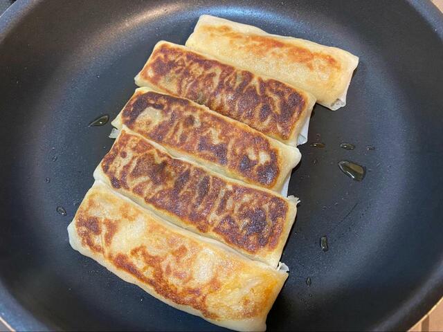 【ヤオコー パリッとろ春巻】こんがり焼けたらひっくり返す