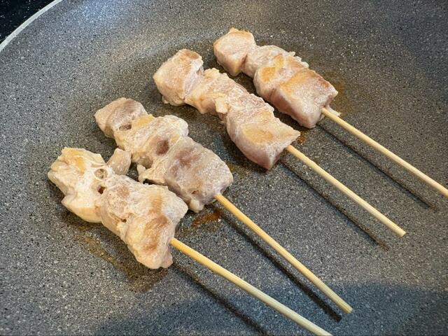 【ロピア 冷凍国産焼鳥】加熱していくとお肉本来の色が出てきて、フライパンから漂ってくる香ばしい匂いが食欲をかき立てます◎