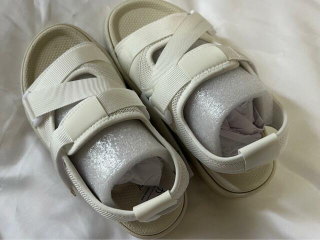 【GLOBAL WORK エアかるベルトスニーカーサンダル】カラーはホワイト、ブラック、アイボリー、ベージュの4展開です