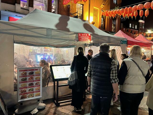 チャイナタウンの広東料理店「広州楼」は、比較的行列が短かったが、味は本格的でリーズナブル