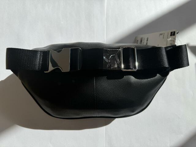 【GU リアルレザーボディバッグ】「05 GRAY」と「09 BLACK」の2色展開