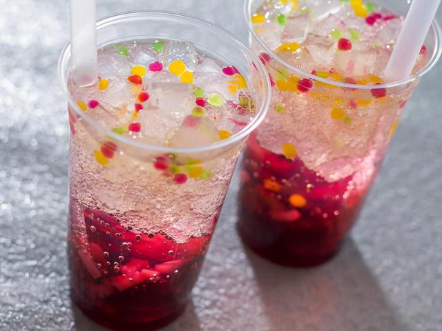 スパークリングドリンク（ブルーベリー＆ナタデココ）、スーベニアコースター付き 1,100円｜東京ディズニーランド「ハングリーベア・レストラン」｜新エンタ―テイメントプログラム「クラブマウスビート」関連メニュー