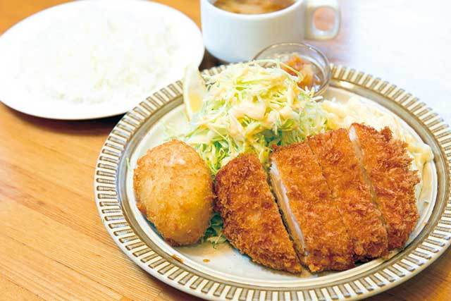 洋食 GOTOO（大塚）　コンビネーション（チキンカツ＆カニクリームコロッケ） 900円（ランチ価格）　皮を取り除いた鶏の胸肉を使ったヘルシーなチキンカツとなめらかな味わいのコロッケ。ライスとみそ汁が付く。