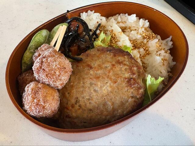 【ロピア 鉄板直火ハンバーグ】温めてからそのままお弁当に入れてみました♪大きいのでメインのおかずになるのが助かります◎