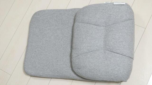 【ニトリ 枕になるコンパクト座椅子】サイズは幅50×横86×奥行46cm。重さは約3.5kgで持ち運びやすいです