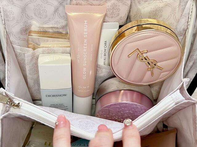 【nanakoななこがさらに本気で作った leur charme COSME POUCH BOOK BLACK】ベースメイクに使うアイテムもスッキリ♪