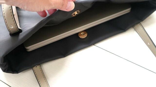 【ROPE PICNIC ショルダーリバーシブルトートバッグ】公式オンラインストアによると15インチPCまで対応とのこと。14インチPCを入れてみたところ、マグネットボタンは閉まりませんでしたが本体はすっぽり入りました