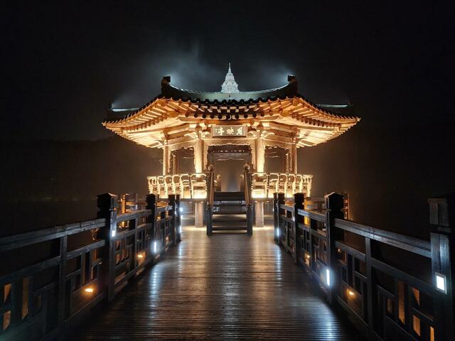 月映橋の中央にある月影亭というあずまや