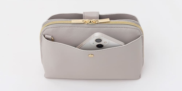 【NATURAL BEAUTY BASIC】背面ポケットにはスナップボタンつき