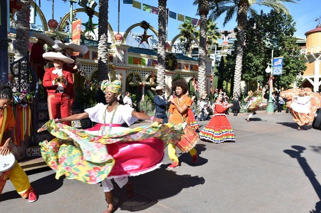 サンバのリズムにあわせてダンサーが登場