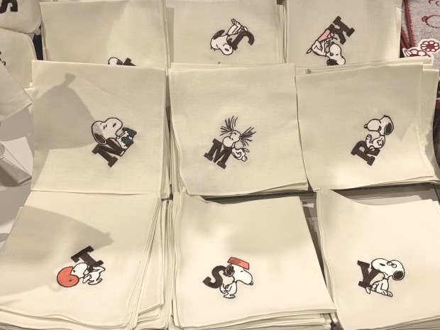 イニシャル入りのハンカチ