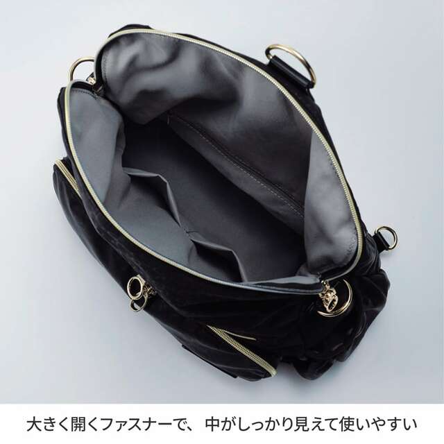エンボス2WAYトラベルバッグ（ショルダーバッグ／リュックサック）「ミッキーモチーフ」｜￥ 8,990 （税込）