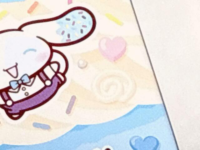 マカロンの間のホイップ部分には、シナモンのトレードマークのしっぽをイメージしたシナモロール模様が!