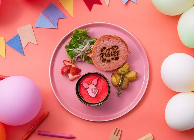 「<ピグレット>OH DEAR...プレート」<価格:税込2,090円>【プーさんと仲間たちがテーマのカフェ「OH MY CAFE」オープン♪東京・名古屋・大阪で開催されます!】
