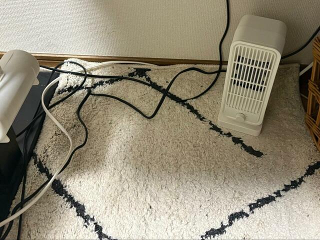 【3COINS コンパクトヒーター】デスクの下で使用。足元だけでなく部屋全体も暖かくなります。コンパクトで邪魔にならないのも嬉しい！