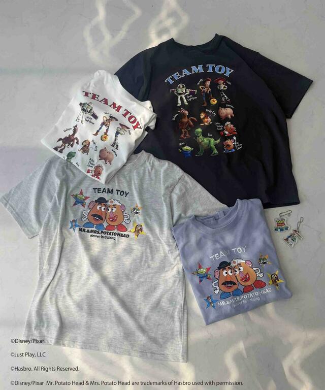 「アクリルキーホルダー付 DisneyアソートT」2,720円(税込価格 2,992円)【AS KNOW AS plus(アズノゥアズ プラス)『トイ・ストーリー』の限定デザインTシャツ】