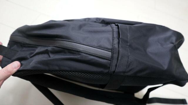 【無印良品 肩の負担を軽くする撥水ビジネスリュックサック（丸型）】横側はファスナーが斜めになっているため中のものが崩れにくく、縦置きしても安定しやすいです◎