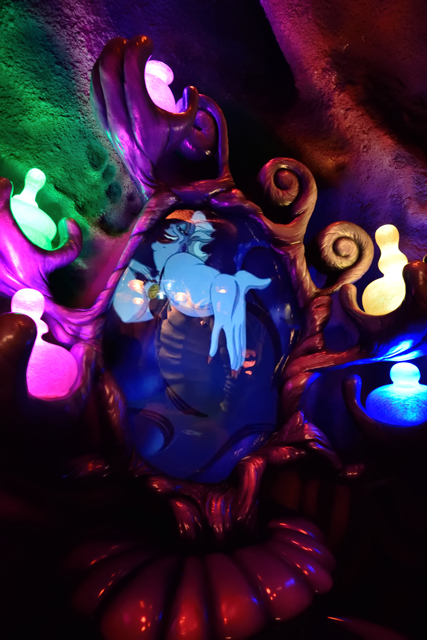 アースラのダンジョン、鏡台に出現する魔女アースラ©Disney