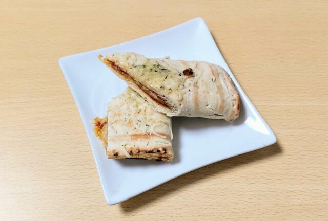 【コストコ Piz' wich ピザサンドウィッチ 1250g（125g×10個） 1758円】トマトソースが3種のチーズの風味を引き立てる