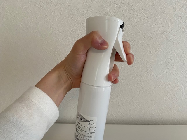 【セリア 広がるミストスプレーボトル】トリガーの動きがなめらかで握りやすい！