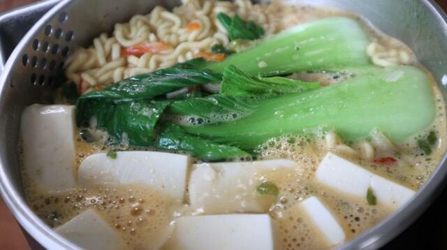 【ニトリ 1台3役の電気ケトルポット】調理もOK！インスタント袋麺で作る一人鍋もおすすめです♪