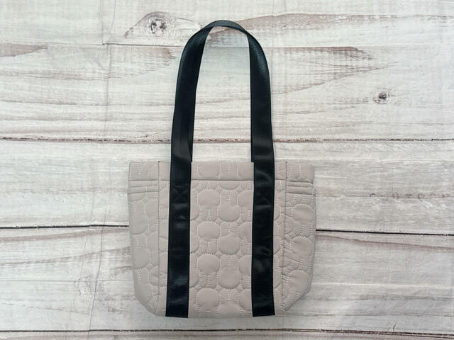 バックはシンプルなデザイン